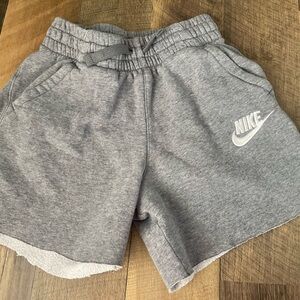 I’m selling these cute grey nike shorts! Size: M 🐭